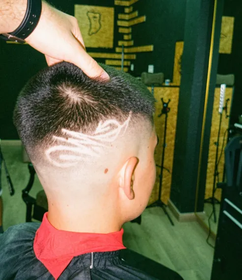 Fade con diseño rasurado en la nuca en 2 Stroke Barbershop