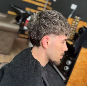 Mechas con flequillo y degradado en 2 Stroke Barbershop, Fuenlabrada